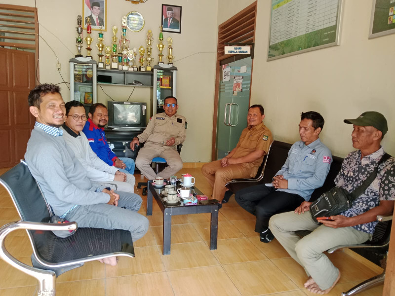 Kades Darwadi Sambut Kunjungan Ketua PPS Desa dan Panwascam di Kantor Desa Kumain Tandun