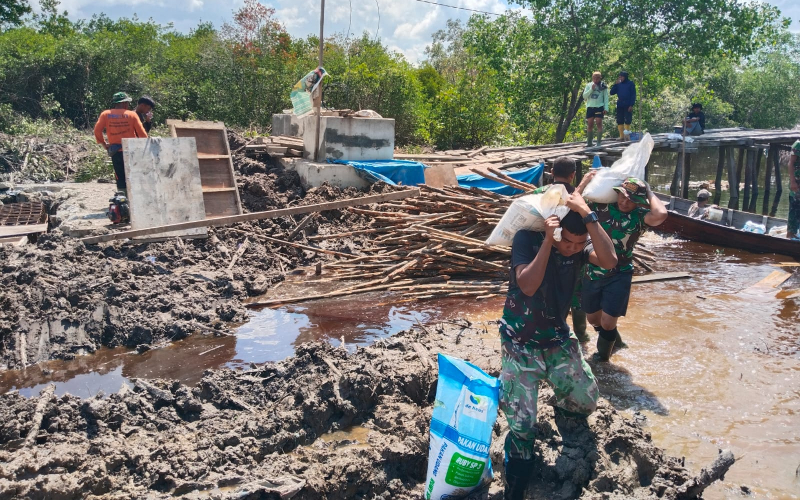 Personel Kodim Dumai Pelangsiran Material Jembatan Gantung Lewat Jalur Laut, Kepedulian TNI untuk Akses Warga