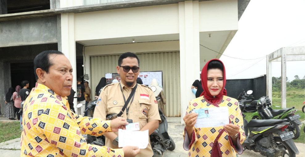 H Sukiman Dan Istri Gunakan Hak Pilih, Nyoblos di TPS 20 Desa Pematang Berangan Sukses