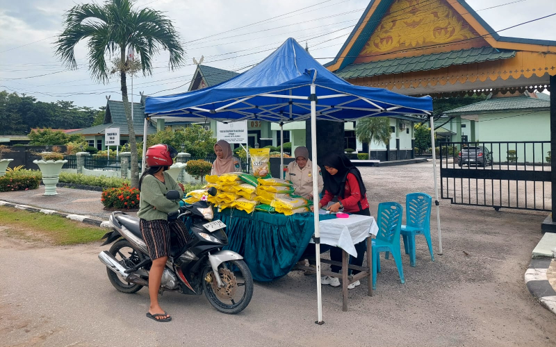 Kodim Dumai dan Bulog Gelar Pasar Murah Beras SPHP untuk Masyarakat