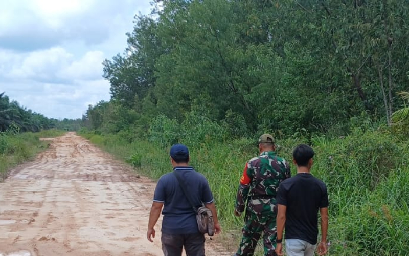 Patroli Karhutla di Medang Kampai: Babinsa Tegaskan Larangan Pembakaran Lahan