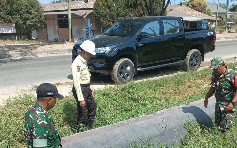 Amankan Objek Vital Nasional, Babinsa Bukit Kapur Patroli Jalur Pipa Minyak