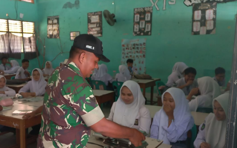 Babinsa Koramil 02 Bukit Kapur Dukung Program Makanan Bergizi Gratis di Bukit Nenas