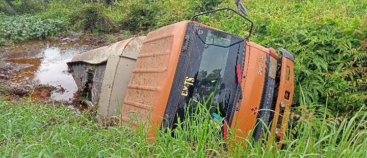 Truk Tangki CV Teman Setia Muatan PKO Terjun Bebas Ke Parit