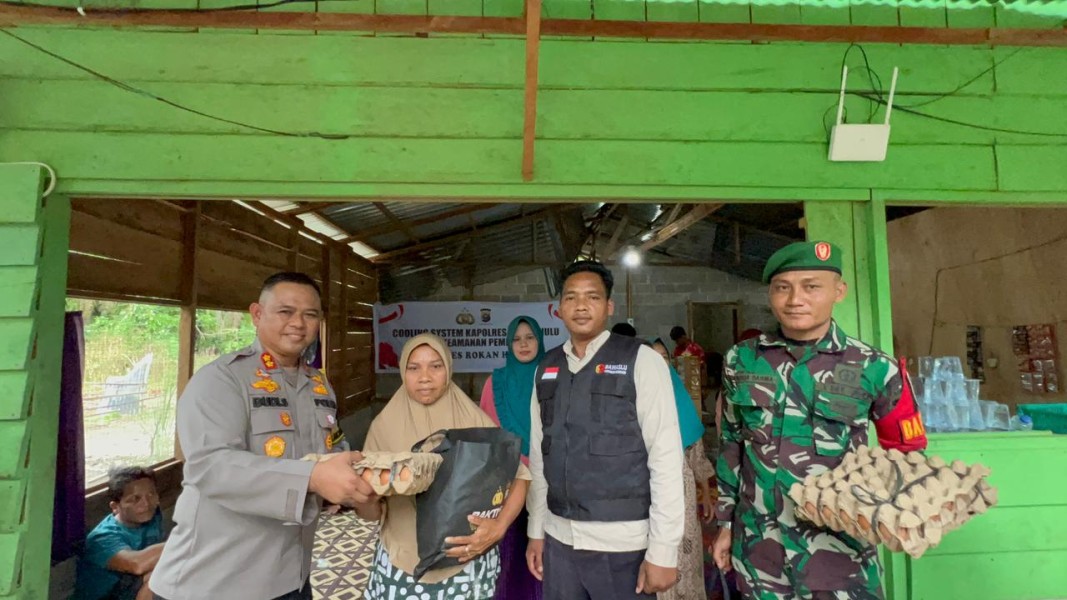 Jelang Pemilu 2024,  Cooling System  Polres Rohul Lewati Jembatan Ekstrim Saat Kunjungi Objek Wisata Aek Matua