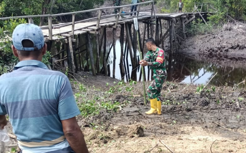 Danramil 03 Pimpin Pengukuran Ulang dan Pembersihan Lahan Lokasi Jembatan Gantung di Tanjung Penyembal