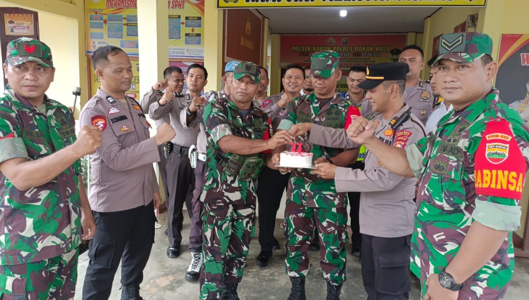 Sinergitas TNI/ Polri, Personil Koramil 08/TDN Beri Suprise Di Mako Polsek Kabun Peringati Dirgahayu Bhayangkara Ke 77