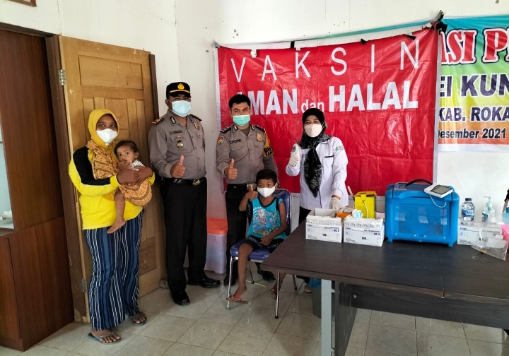 Cara Kapolsek Tandun AKP S Sinaga SH Mengajak Warga Dan Anak Vaksinasi Dengan Memberikan Suvenir