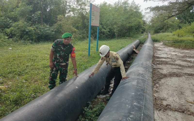 Cegah Gangguan Objek Vital, Babinsa Koramil 01 Dumai Patroli Jalur Pipa Minyak