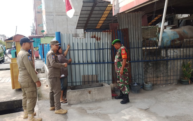 Sambut HUT ke-80 RI, Personel Kodim 0320 Ajak Warga Pasang Bendera