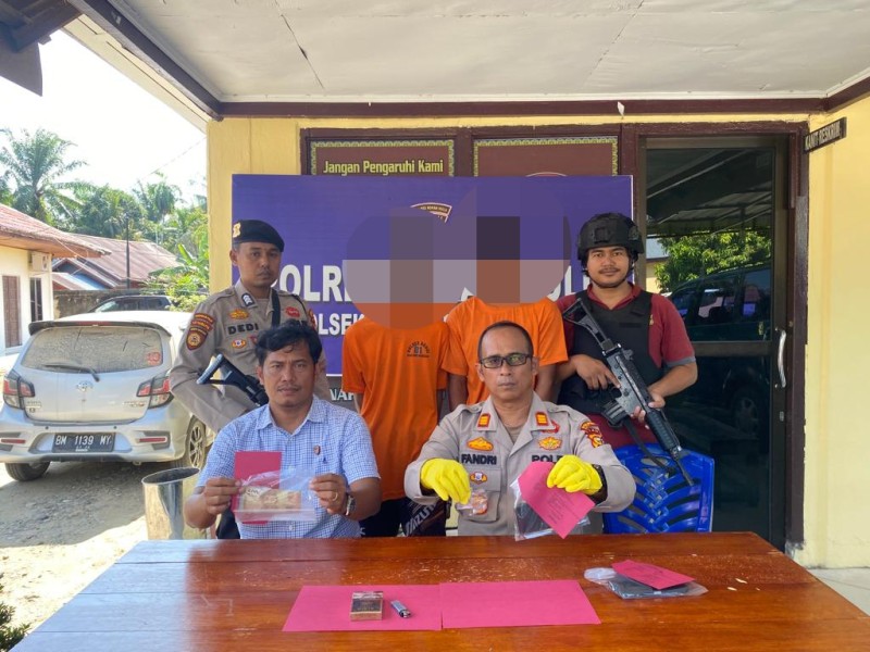 Dua Pria Tak Berkutik Diringkus Personil Polsek Kunto Darussalam Dalam Kasus Sabu