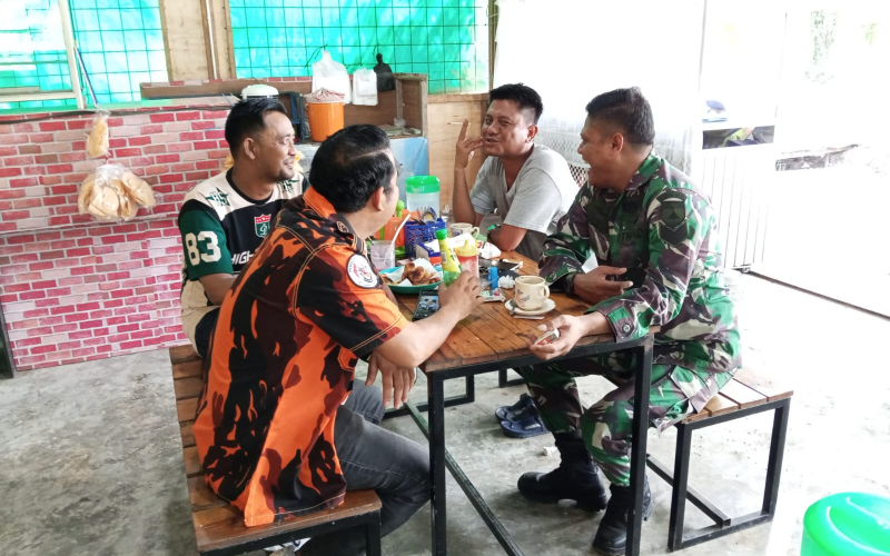 Babinsa Koramil 03 Gelar Komsos di Lubuk Gaung, Perkuat Kedekatan TNI dan Masyarakat