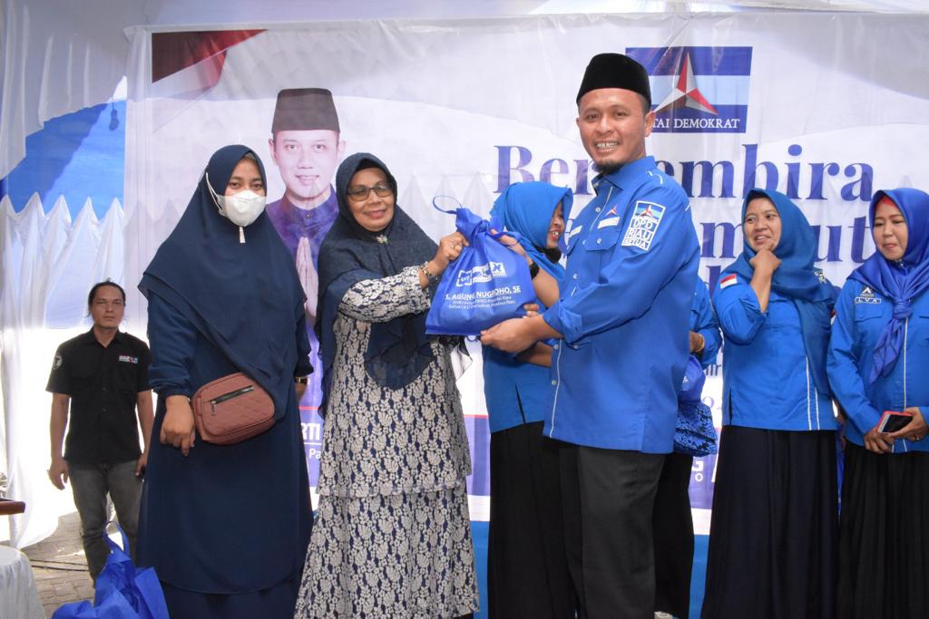 Bergembira Sambut Ramadhan, Demokrat Riau Berikan Santunan dan Busana Muslim untuk Anak Yatim