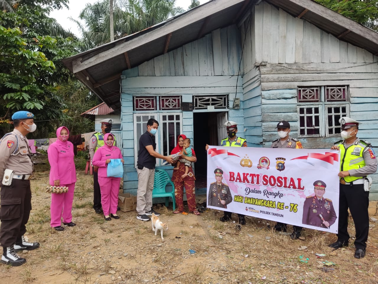 Dalam Rangka Menyambut HUT Bhayangkara, Personil Polsek Tandun Laksanakan Giat Bhakti Sosial