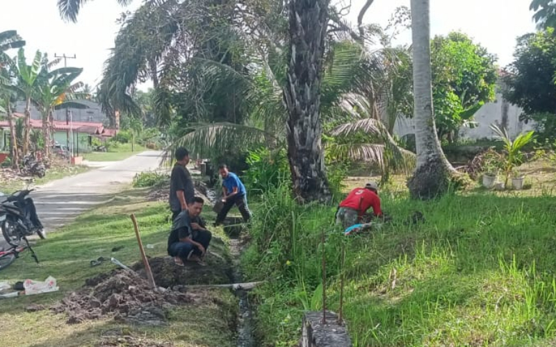 Koramil 02 Bersama Warga Lakukan Pembersihan Drainase di Kelurahan Bagan Besar
