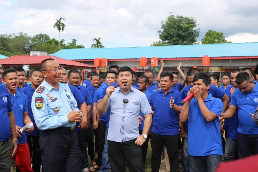 STAFSUS MENKUMHAM MOTIVASI RATUSAN WARGA BINAAN LAPAS PASIR PENGARAIAN, FAJAR LASE : 