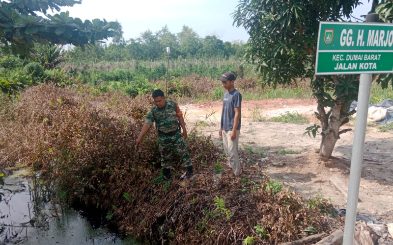 Babinsa Purnama Laksanakan Patroli Karhutla dan Dampingi Warga Olah Lahan Pertanian