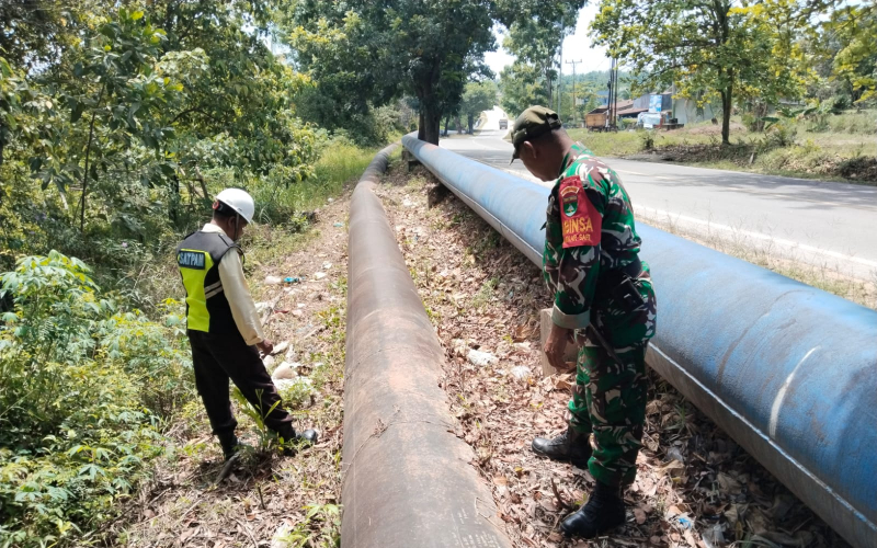 Babinsa Koramil 01 Dumai Perkuat Patroli Jalur Pipa Minyak Bersama SKK Migas