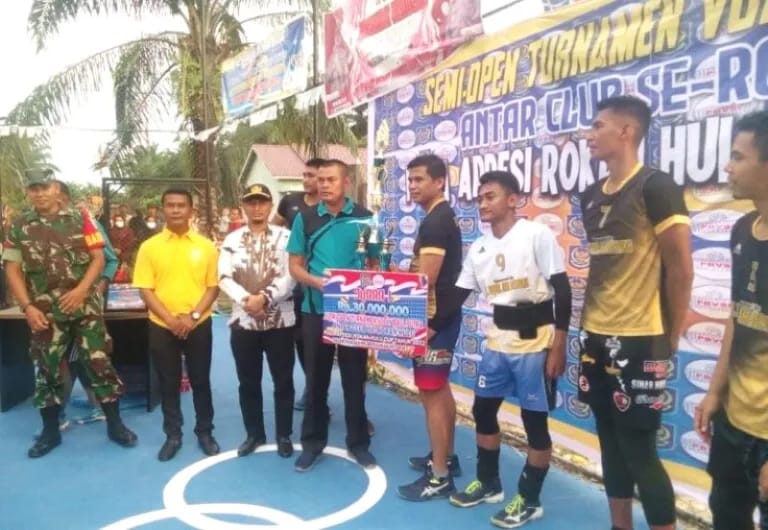 Ketua Apdesi Rohul Zulfahrianto SE Berikan Hadiah Pemenang  Volliy Ball Club Ikbal Jaya Bertuah
