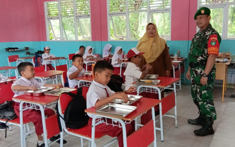 Babinsa Kodim Dumai Dampingi Program Makanan Bergizi Gratis di Medang Kampai