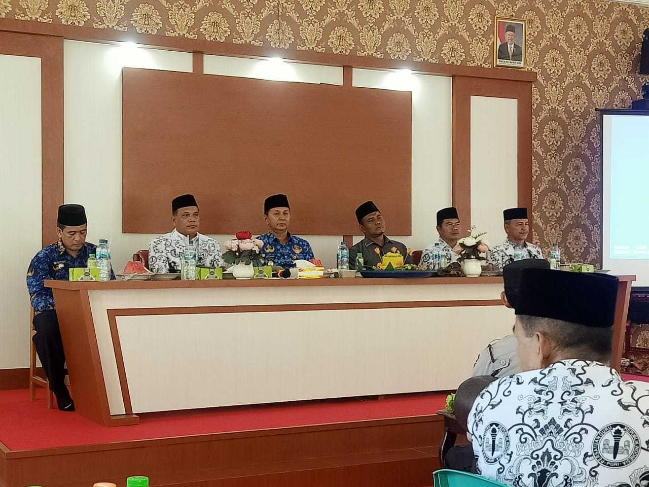 HUT PGRI Ke 77 di Rohul, Guru Purna Tugas Diberikan Cenderamata
