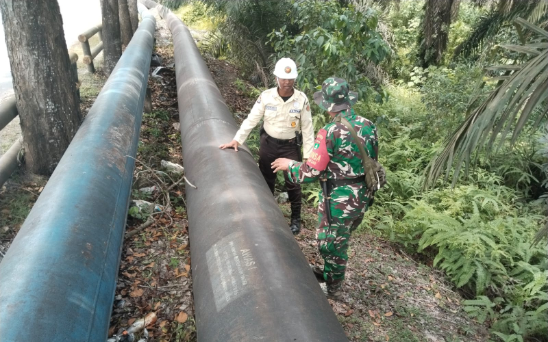 Babinsa Koramil 01 Dumai Intensifkan Patroli Jalur Pipa Pertamina untuk Cegah Gangguan Keamanan