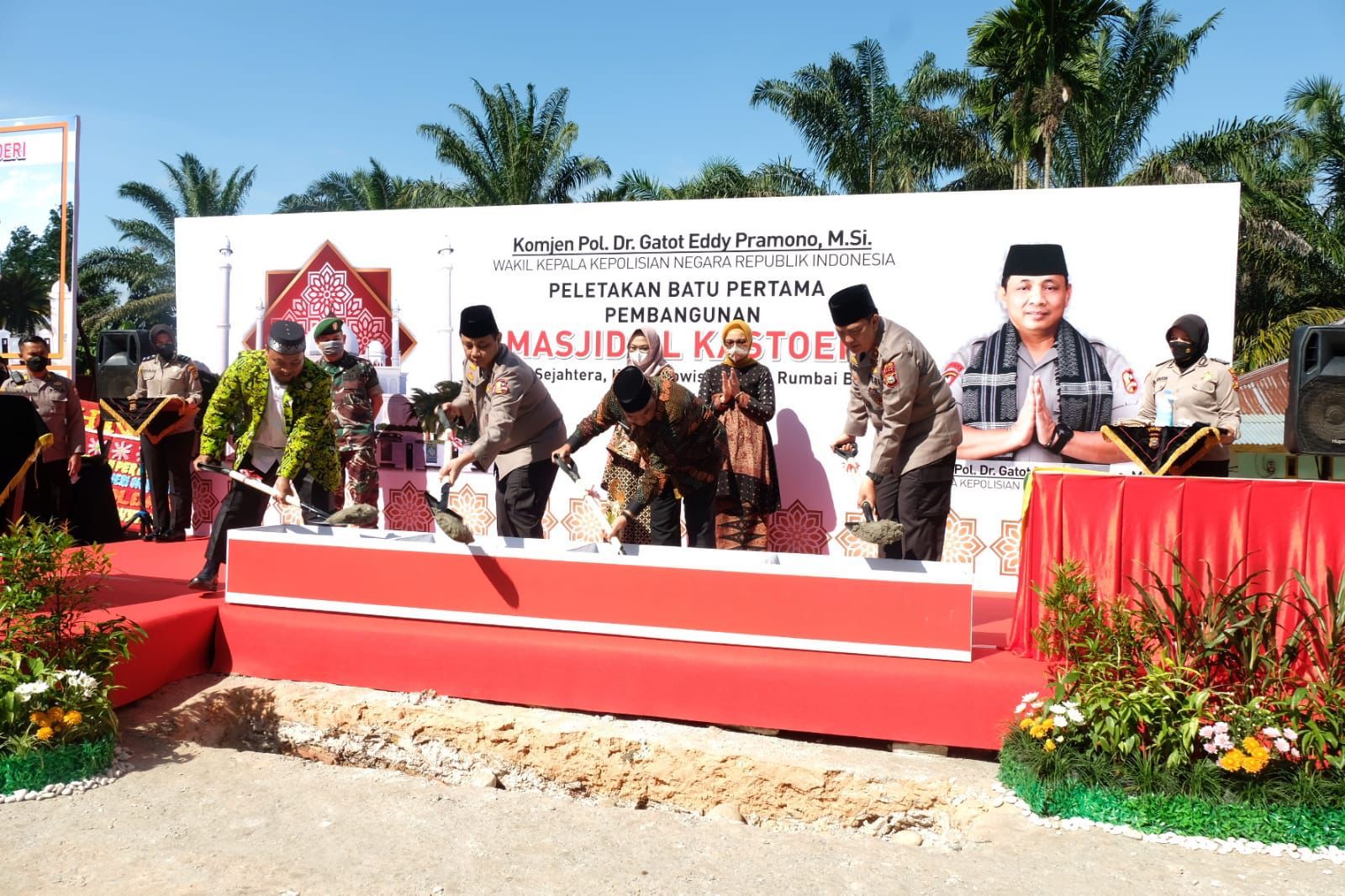 Wakapolri Komjen Gatot Edy Pramono Letakkan Batu Pertama Pembangunan Masjid Al Kastoeri Pekanbaru