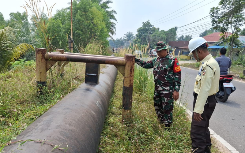 Babinsa Koramil 01 Dumai Patroli dan Sosialisasi Pengamanan Jalur Pipa Minyak PHR