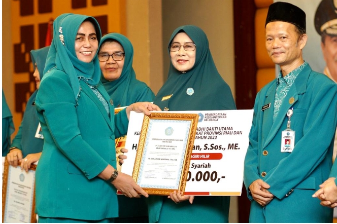 33 Tahun Mengabdi Tanpa Terputus, Ketua TP PKK Inhil Hj.Zulaikhah Wardan Terima Piagam Penghargaan Adhi Bhakti Utama