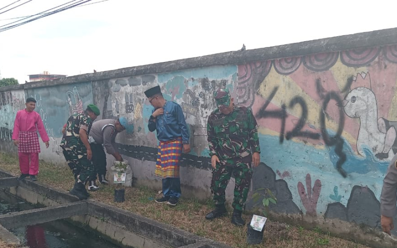 Koramil 01 Dumai Ajak Warga dan Pelajar Tanam Pohon di Kelurahan Bintan