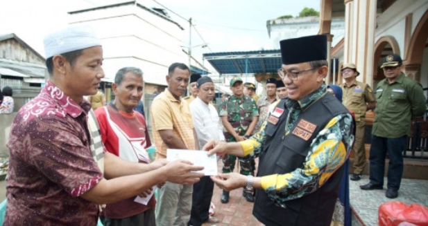 Bupati Inhil H M Wardan Salurkan Bantuan Kepada Warga Terdampak Longsor Di Kelurahan Kuala Enok Tanah Merah
