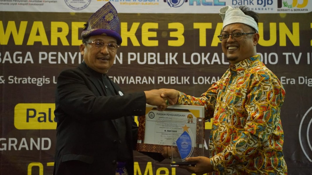 Bupati H Sukiman Terima Penghargaan Bupati Peduli Radio - Media Informasi pada Rakornas dan LPPL Award Ke III Tahun 2023