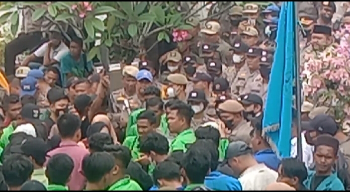 Aksi Demo Mahasiswa Tolak Kenaikan Harga BBM Hampir Ricuh Di Kantor DPRD Rohul