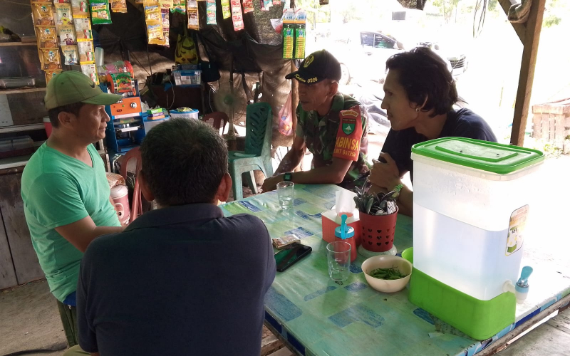 Babinsa Bukit Batrem Laksanakan Komsos Jaga Silaturahmi dan Keamanan Wilayah