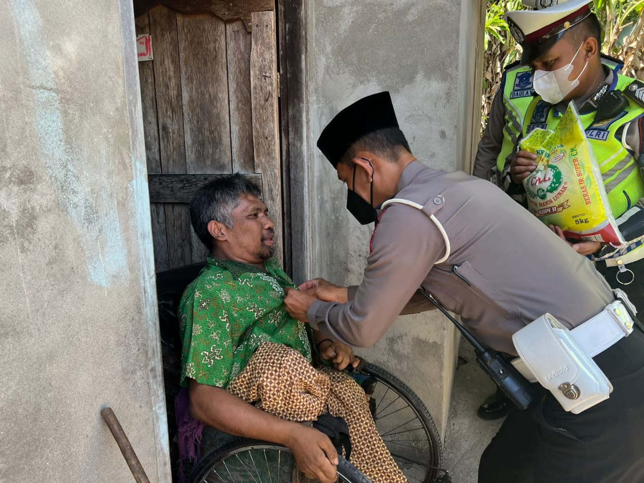 Sat Lantas Polres Rohul  Berikan Bantuan Pada Duafa Di Tiga Desa Kecamatan Rambah