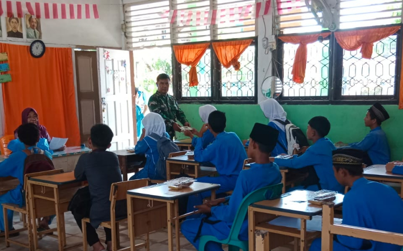 Babinsa Purnama Dampingi Pembagian Makanan Bergizi Gratis untuk 1.541 Pelajar di Dumai