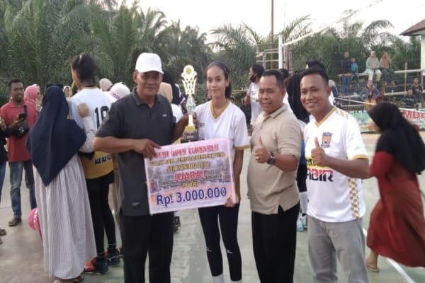 Volly Putri Kecamatan Tandun Desa Tandun Raih Juara Satu