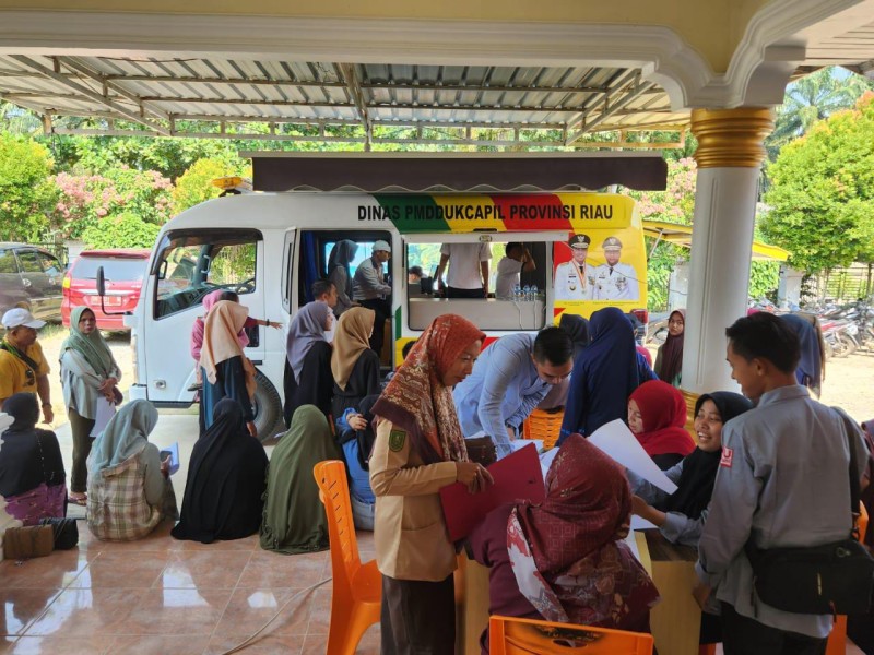 Putus Mata Rantai Pencaloan, Dukcapil Rohul Berikan Pelayanan Rekam KTP-el Di Kantor Desa Dayo