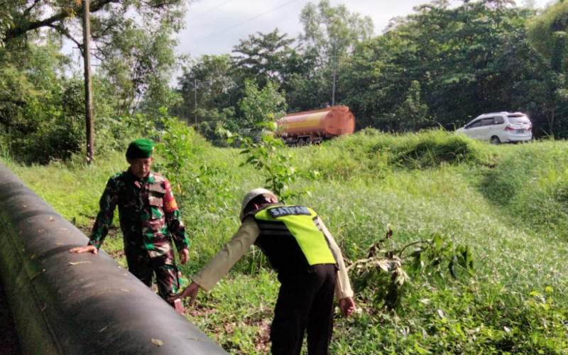 Jaga Keamanan Objek Vital, Babinsa Koramil 01/Dumai Patroli Jalur Pipa Minyak