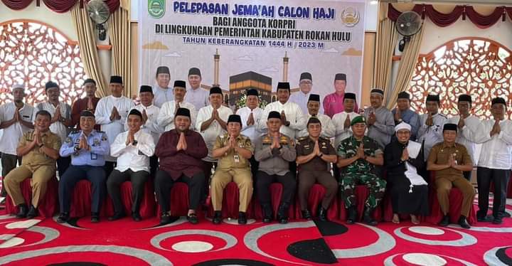 Bupati H Sukiman Lepas Dan Tepung Tawari JCH Anggota Korpri Rohul Tahun 2023, Kapolres Berikan Bingkisan Cendramata