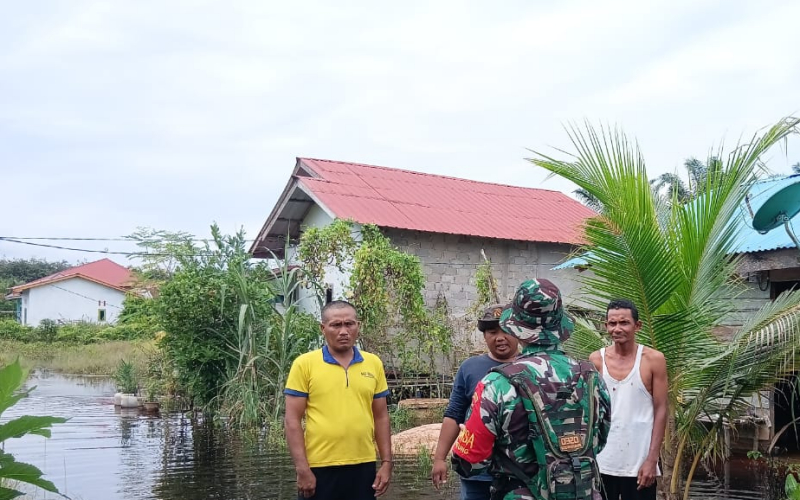 Babinsa Koramil Medang Kampai Turun Langsung Pantau Dampak Banjir di Pelintung