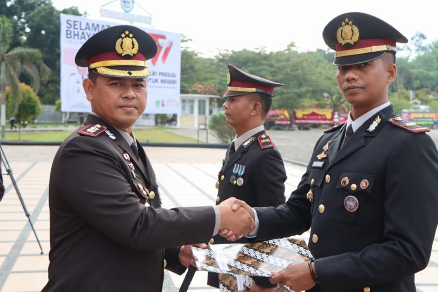 Di Momen HUT Bhayangkara Ke 77, Kapolsek Rambah Hilir Bersama Personil Dapat Reward Dari Kapolres Rohul