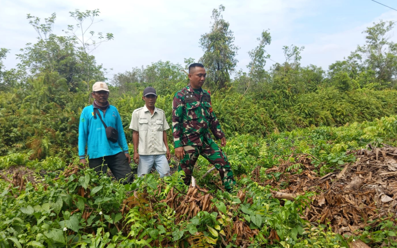 Patroli Karhutla di Dumai Barat, Babinsa Ajak Warga Hindari Buka Lahan dengan Api