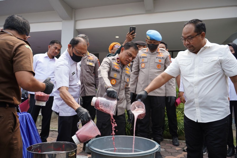 Wakapolda Riau Pimpin Pemusnahan BB Narkoba Sebanyak 9,950 Kg Sabu, 60.23 Kg Ganja dan 54.623 Butir Pil Ekstasi Dari 16 Tersangka