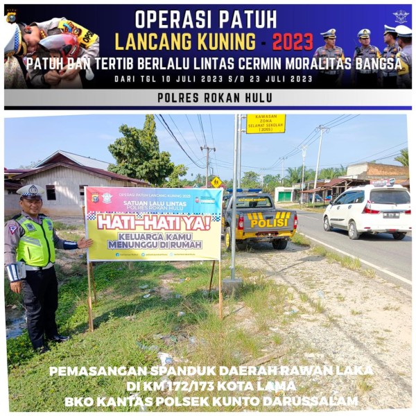 BKO Sat Lantas Polsek Kuntodarussalam Giat Pemasangan Spanduk Operasi Patuh LK2023 Di Daerah Rawan Kecelakaan