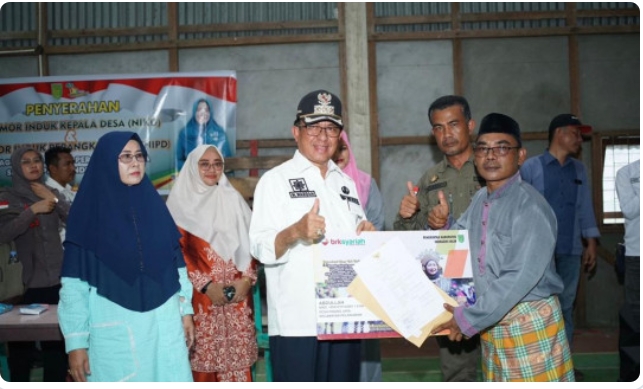 Pemkab Inhil Pertama Di Riau Serahkan NIKD Dan NIPD Kepada Kepala Desa Serta Perangkat Desa