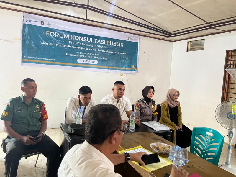 Personil Polsek Rambah Bersinergi Dengan Babinsa Pantau Rapat FKP Dalam Giat Pendataan Awal Regsosek Tahun 2023