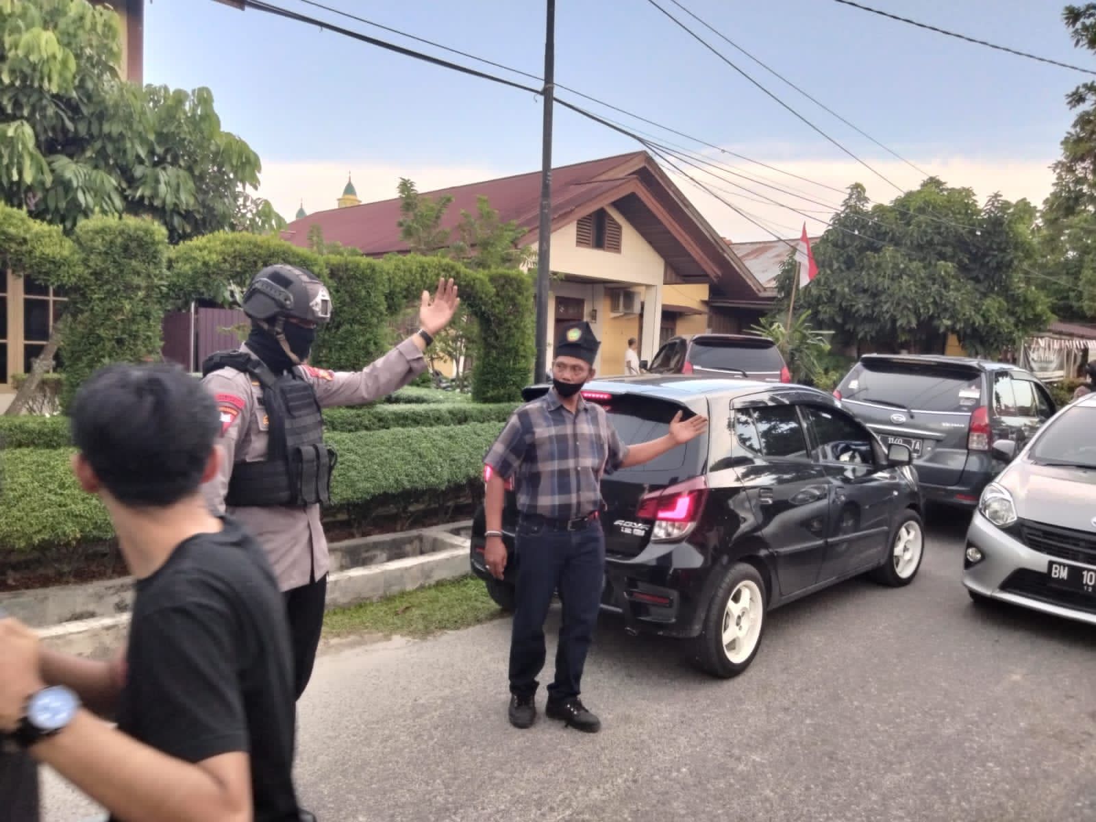 Personel Brimobda Riau Turun Langsung Urai Kemacetan