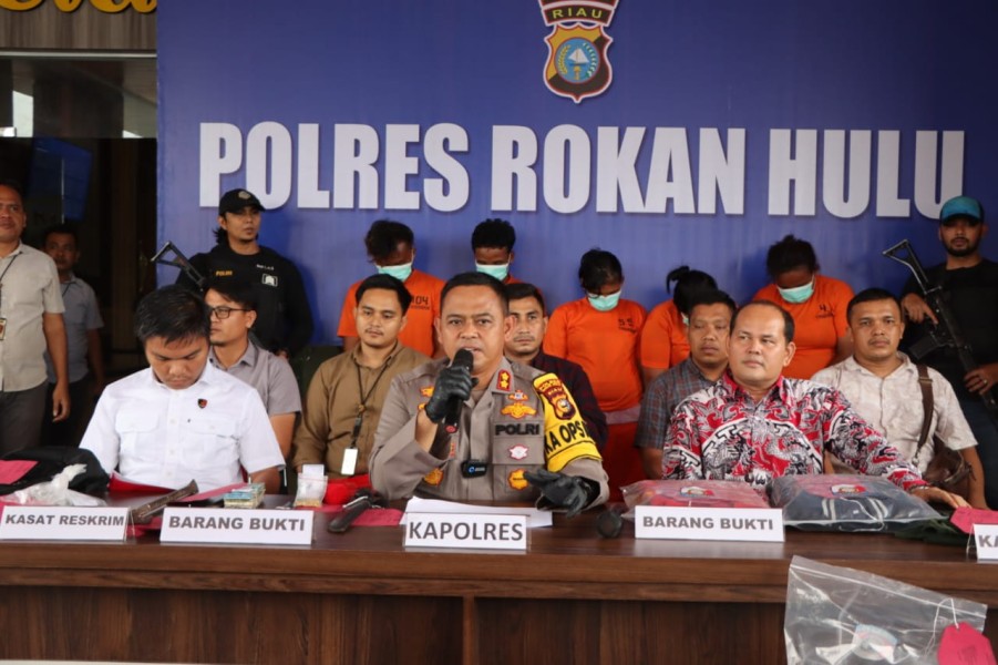 Konferensi Pers, AKBP Budi Setiyono SIK MH Ungkap Lima Tersangka Kasus Pencurian Di Rumah Anggota DPRD Rohul Dengan Kerugian Ratusan Juta Rupiah
