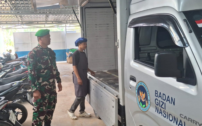 Babinsa Bukit Timah Dampingi Distribusi 2.745 Porsi Makanan Bergizi di Dumai